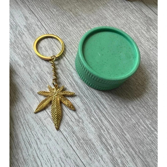 Leaf cosmetic bag with keychain and scrunchie. - Picture 2 of 5